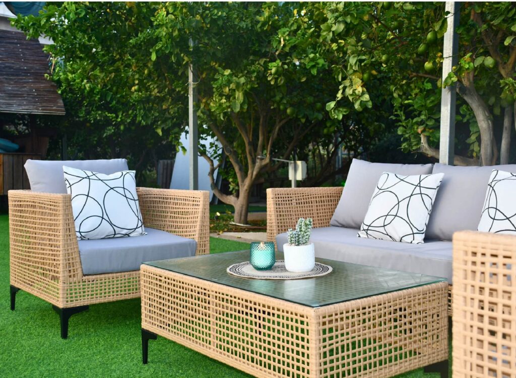 פינת-ישיבה-כפרית-מרווחת