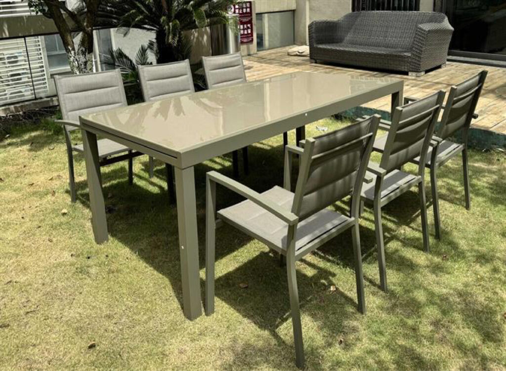 שולחן-אלומיניום-טופ-זכוכית-נפתח-ל3-2-מ-6-כיסאות