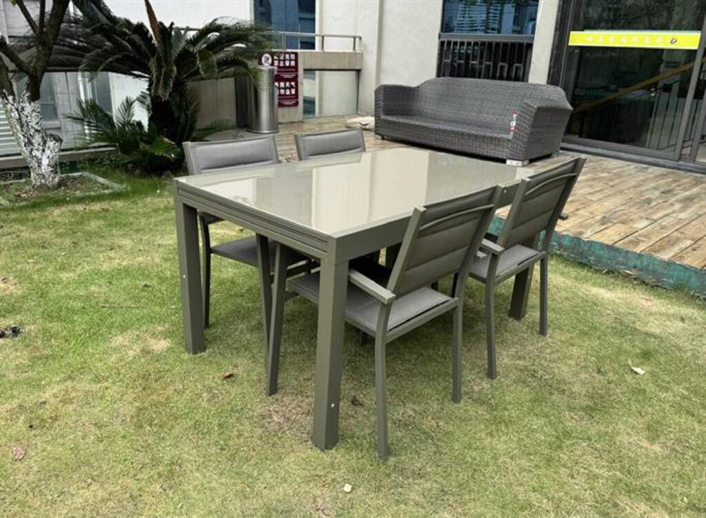 שולחן-נפתח-ל2-8-מ-אלומיניום-טופ-זכוכית-4-כסאות-צבע-שמפניה